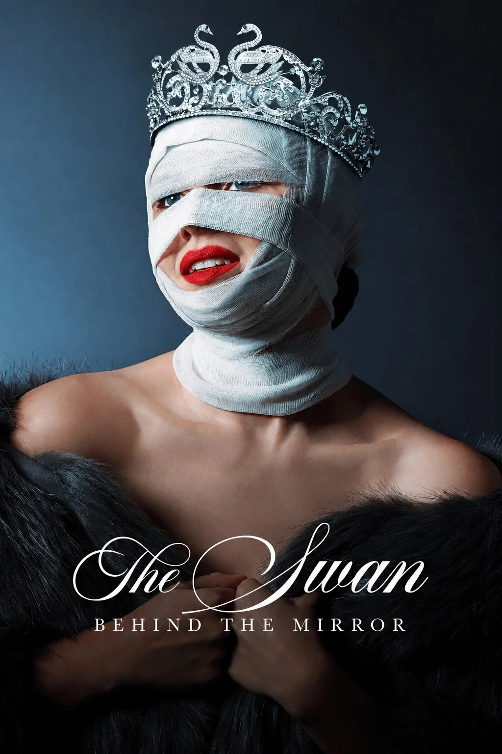 قو: پشت آینه (The Swan: Behind the Mirror)